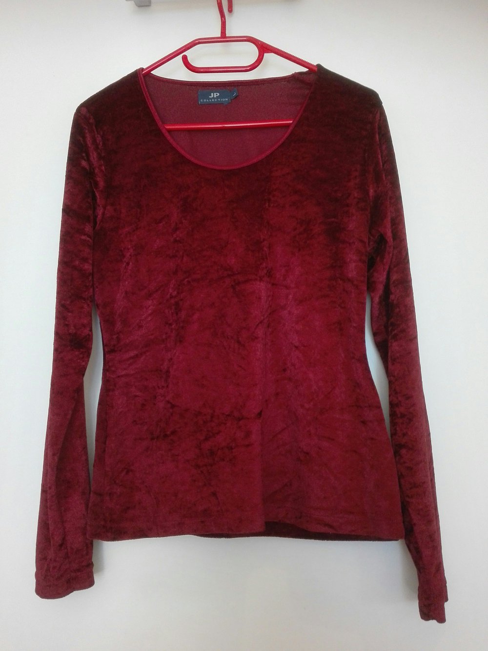 rotes Samtshirt