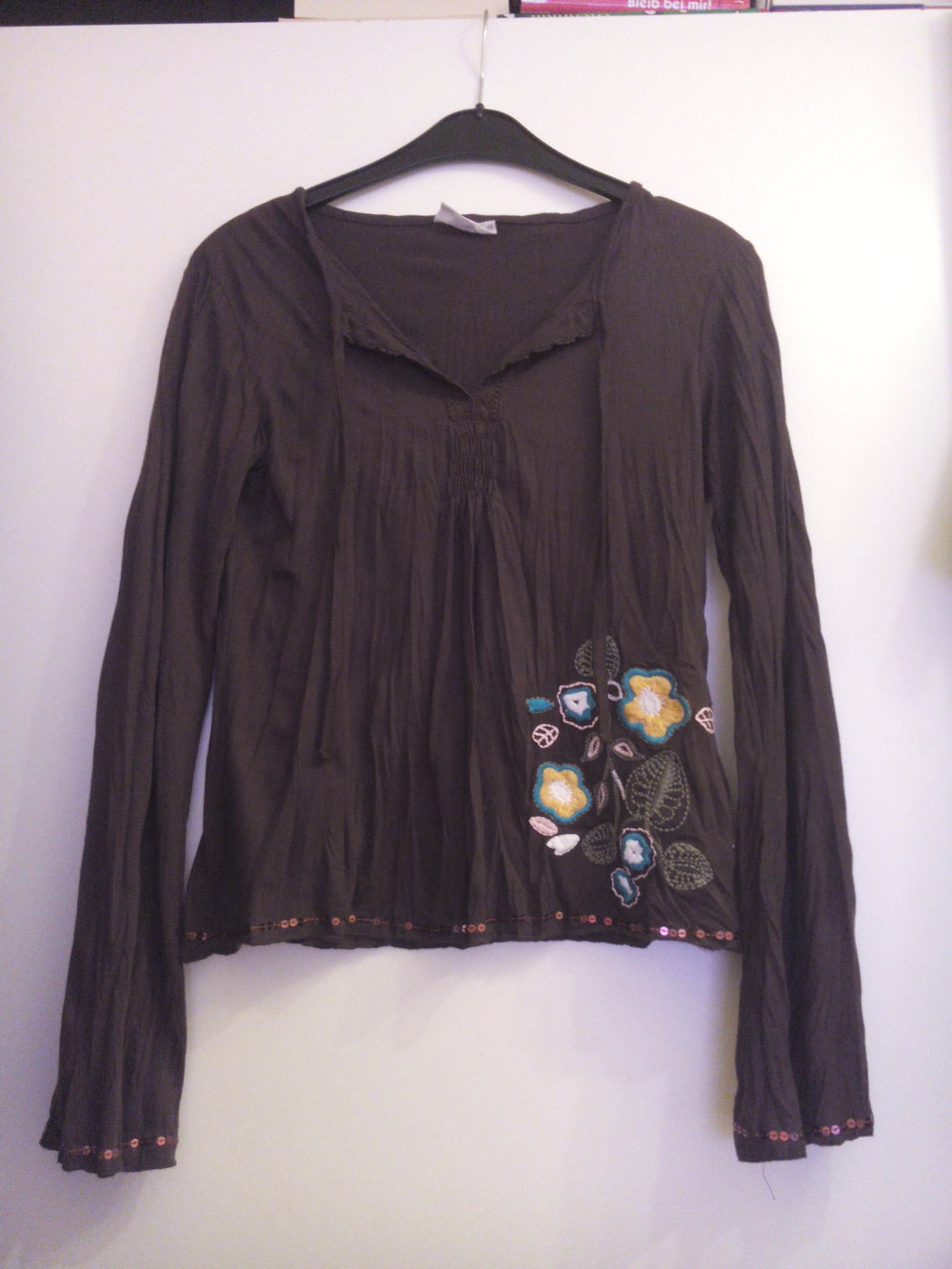Braune Bluse mit Pailletten und Blumenstickereien
