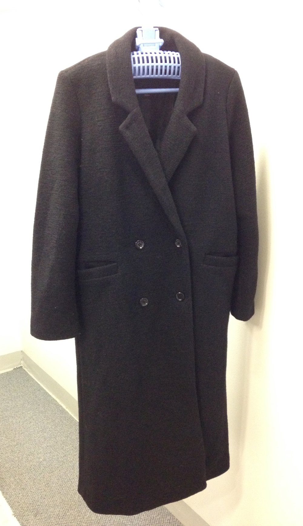 Schwarzer langer egg shape mantel