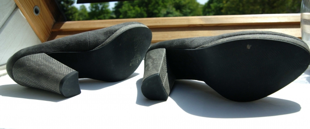 graue Wildleder-Pumps