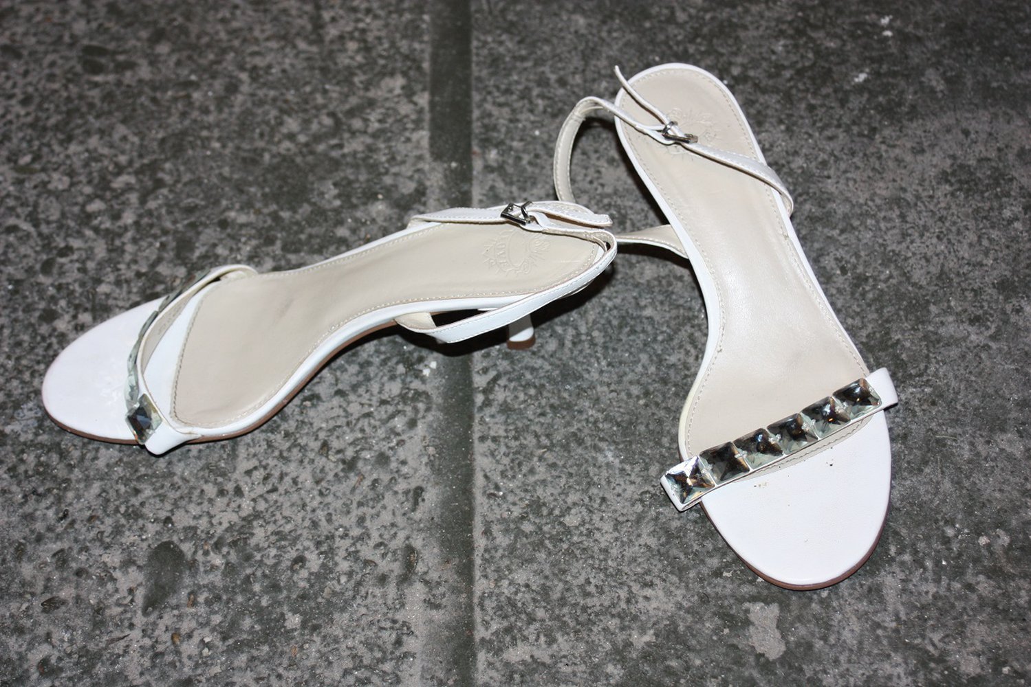 Weiße Sandaletten, Graceland, mit Steinchen, Gr. 39