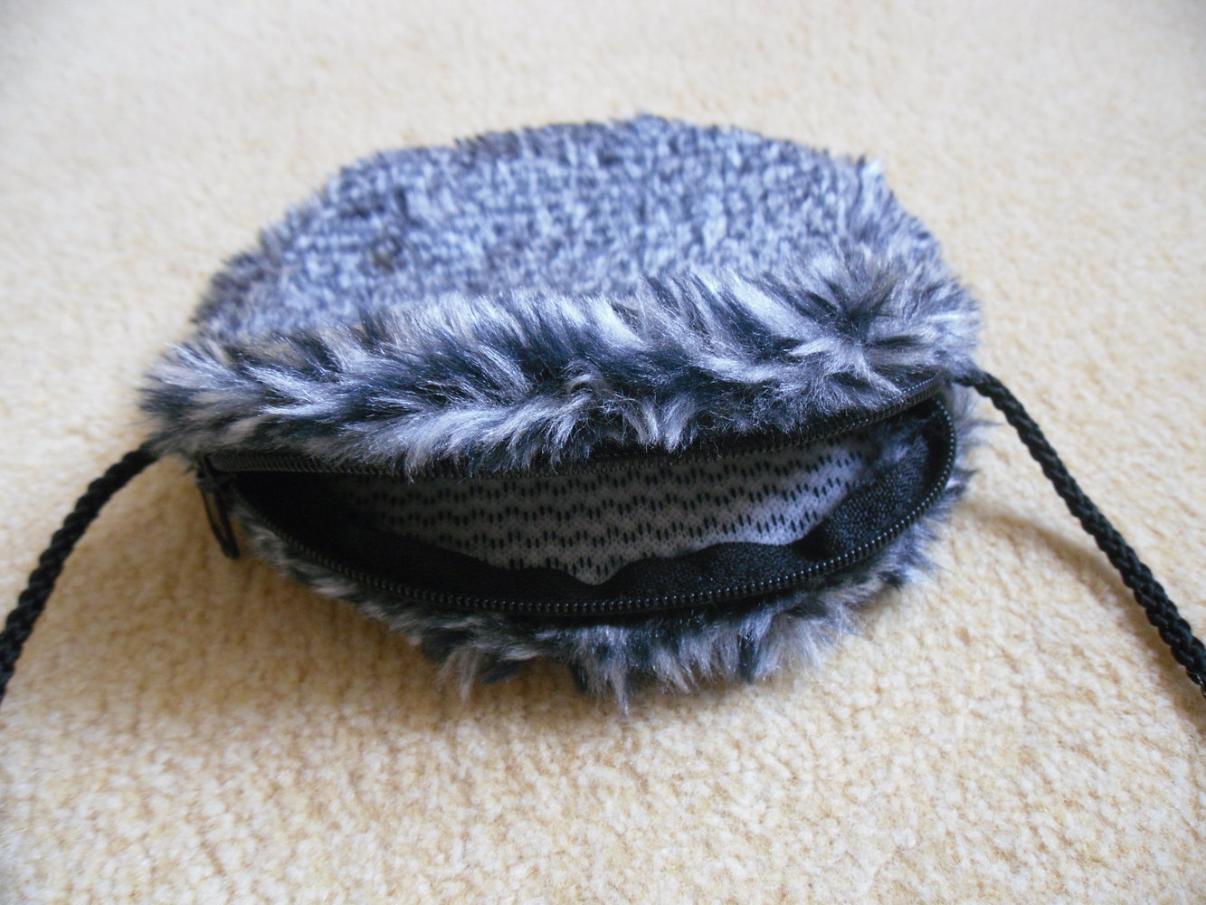 Kleines neues Täschchen aus Kunstfel