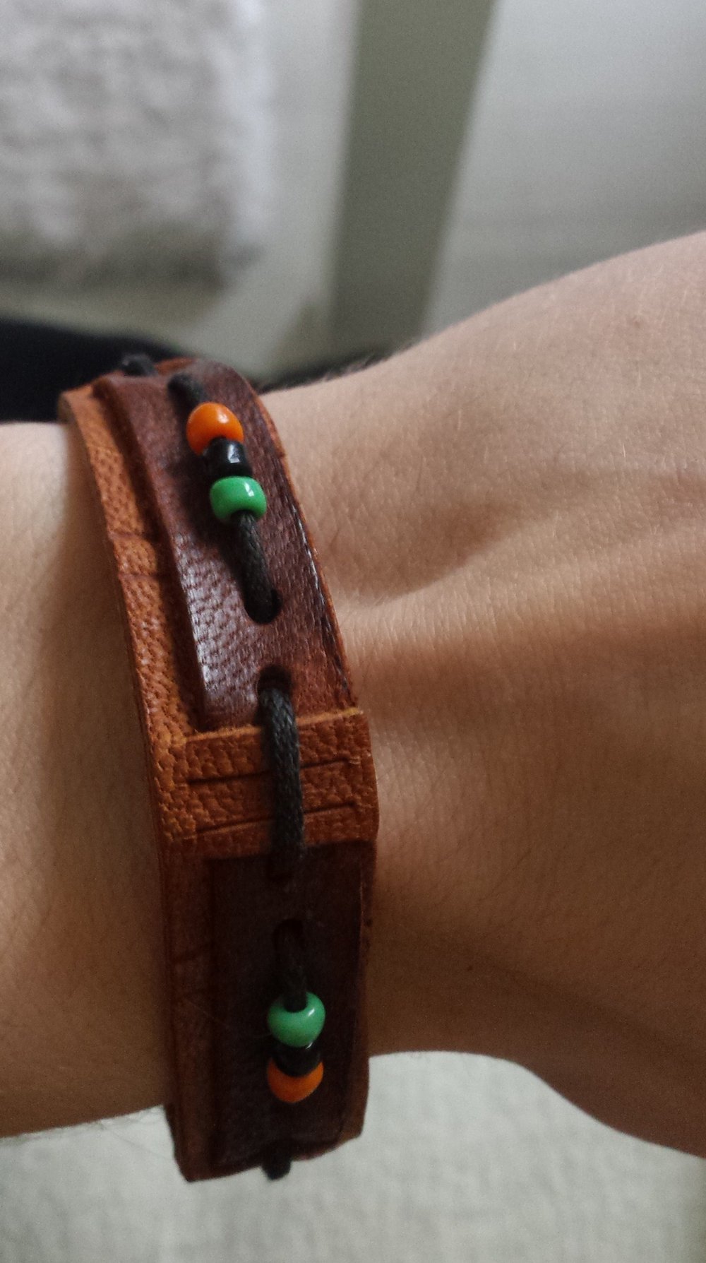 Braunes Lederarmband mit Perlen