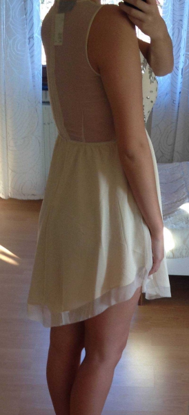 Schönes Abendkleid in nude mit silbernen Pailletten