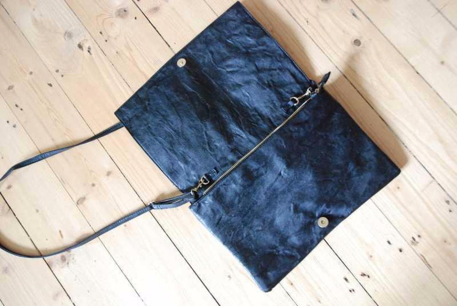 Clutch / Handtasche schwarzes Leder und goldene Nieten