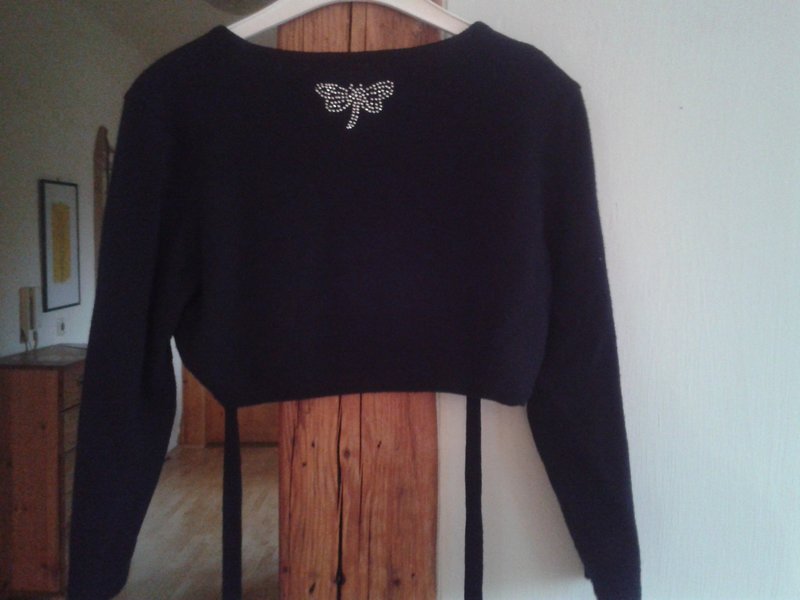 süßes kurzes Jäckchen schwarz dreiviertel Arm Strassverzierung