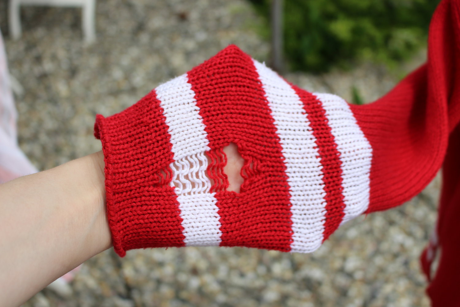 Cooler roter Pullover