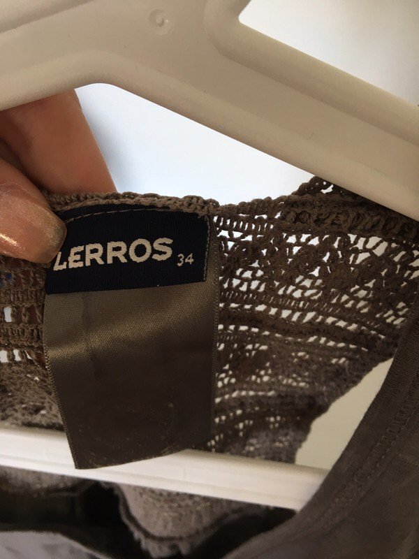 Top mit Spitzenverzierung am Rücken 