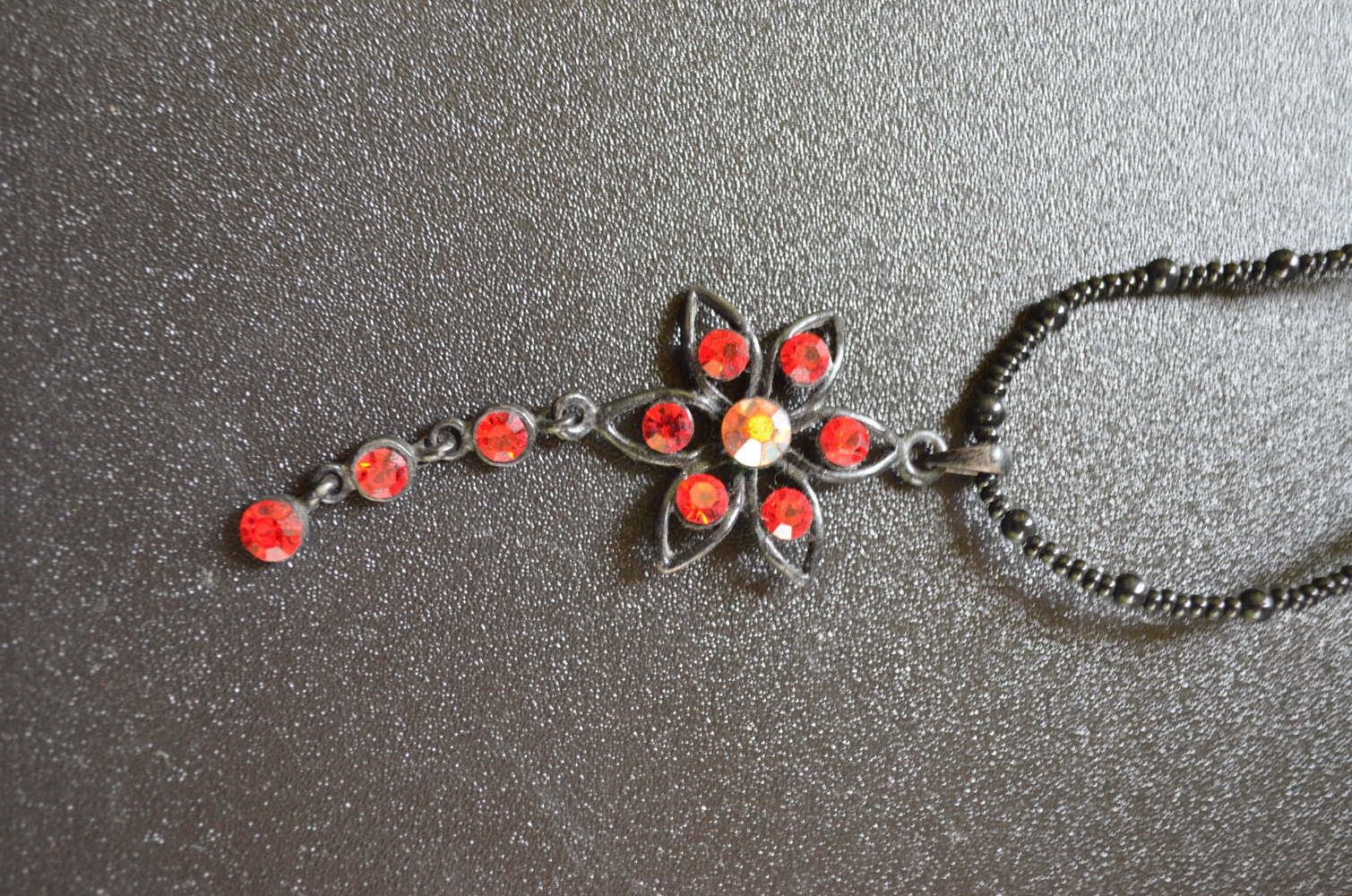 Schwarz Rote Blumenkette