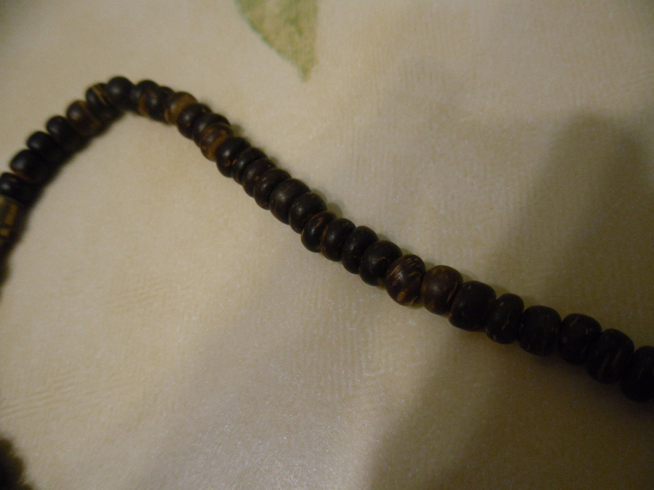 Kette mit unterschiedlichen Holzperlen