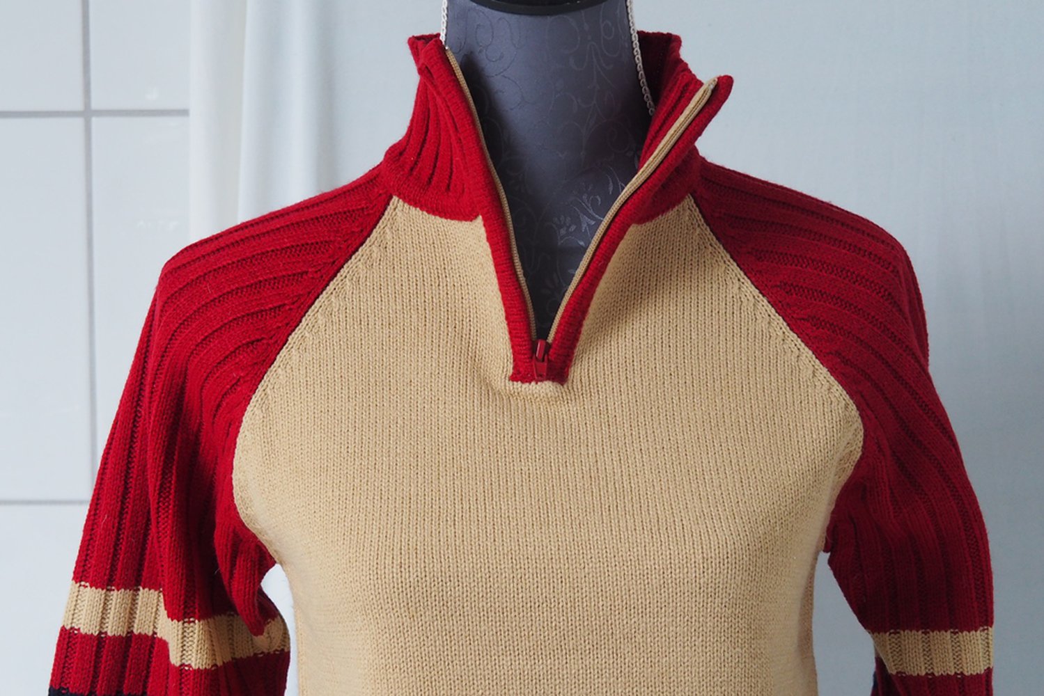 Rot beiger Pullover in Gr. 140mit Kragen und Reißverschluss