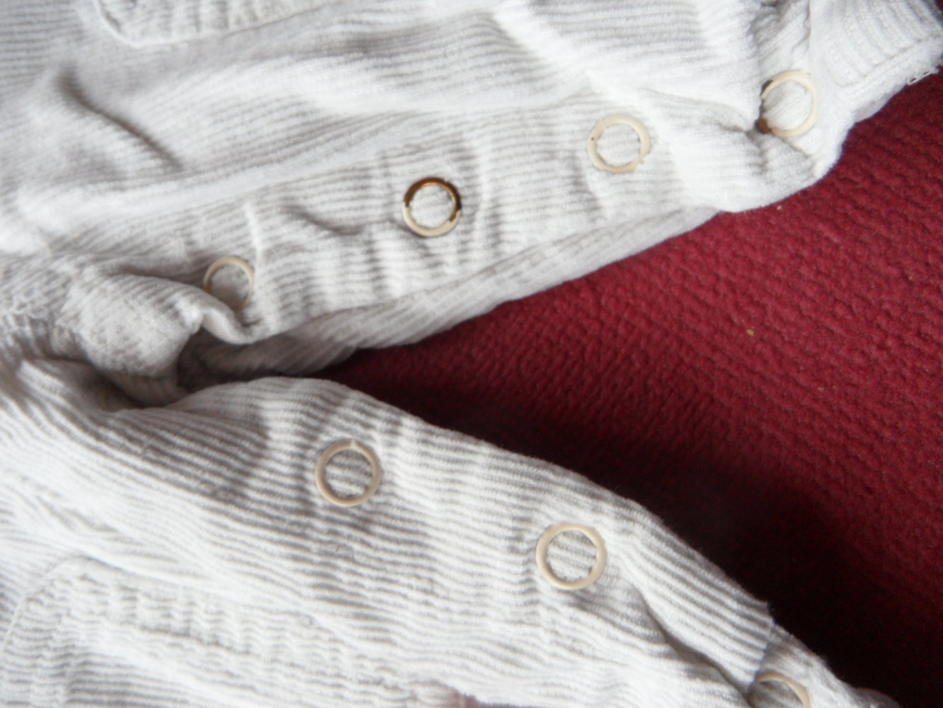 zuckersüße Latzhose H&M mit Stickerei, gefüttert