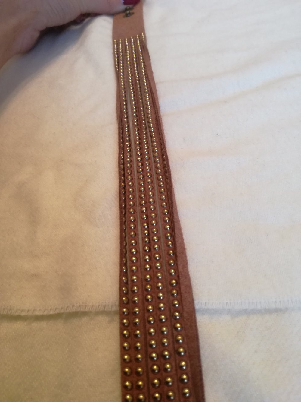 Braunes Armband mit goldenen kleinen Nieten