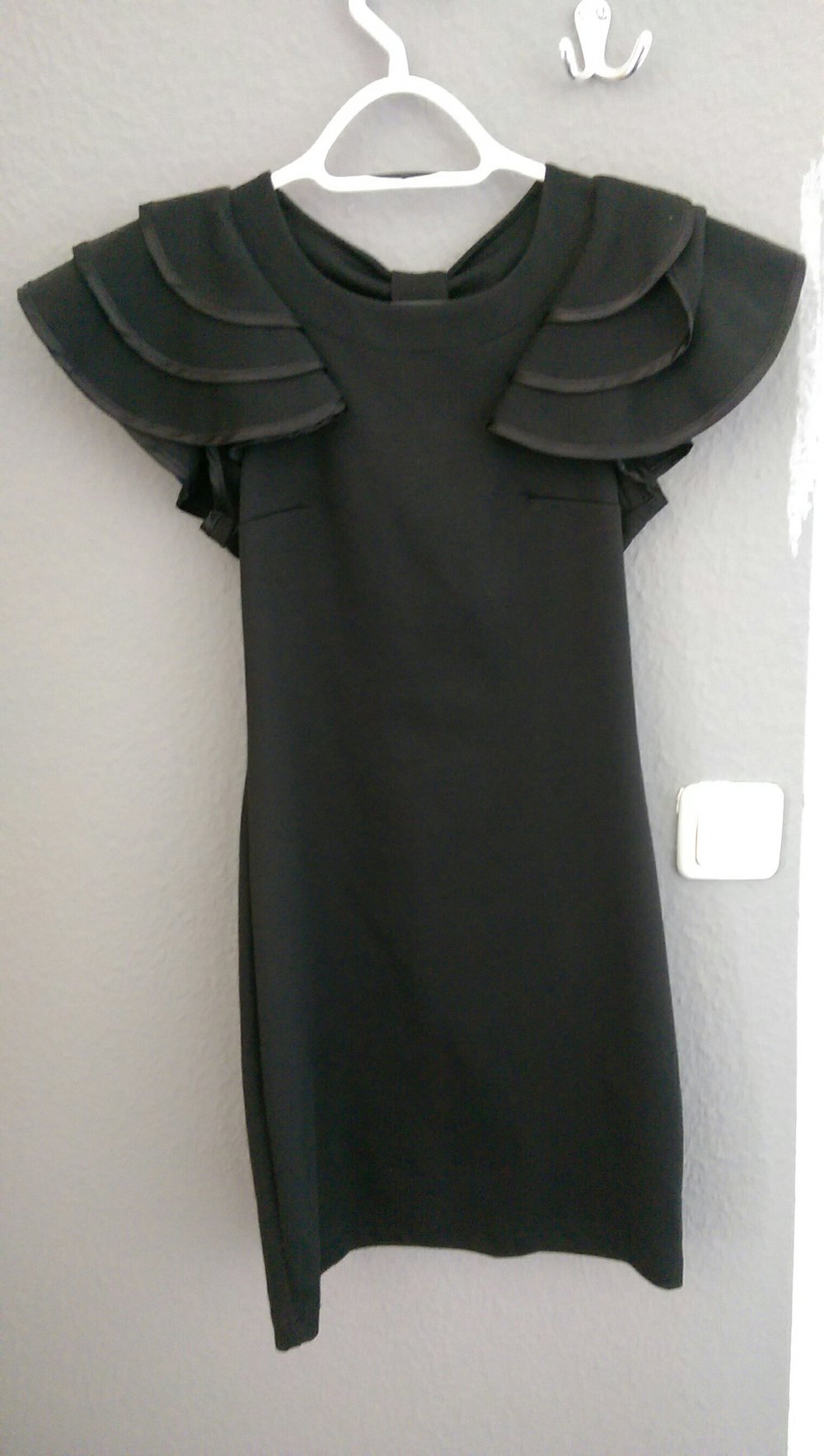 schwarzes Kleid mit auffälligen Ärmeln