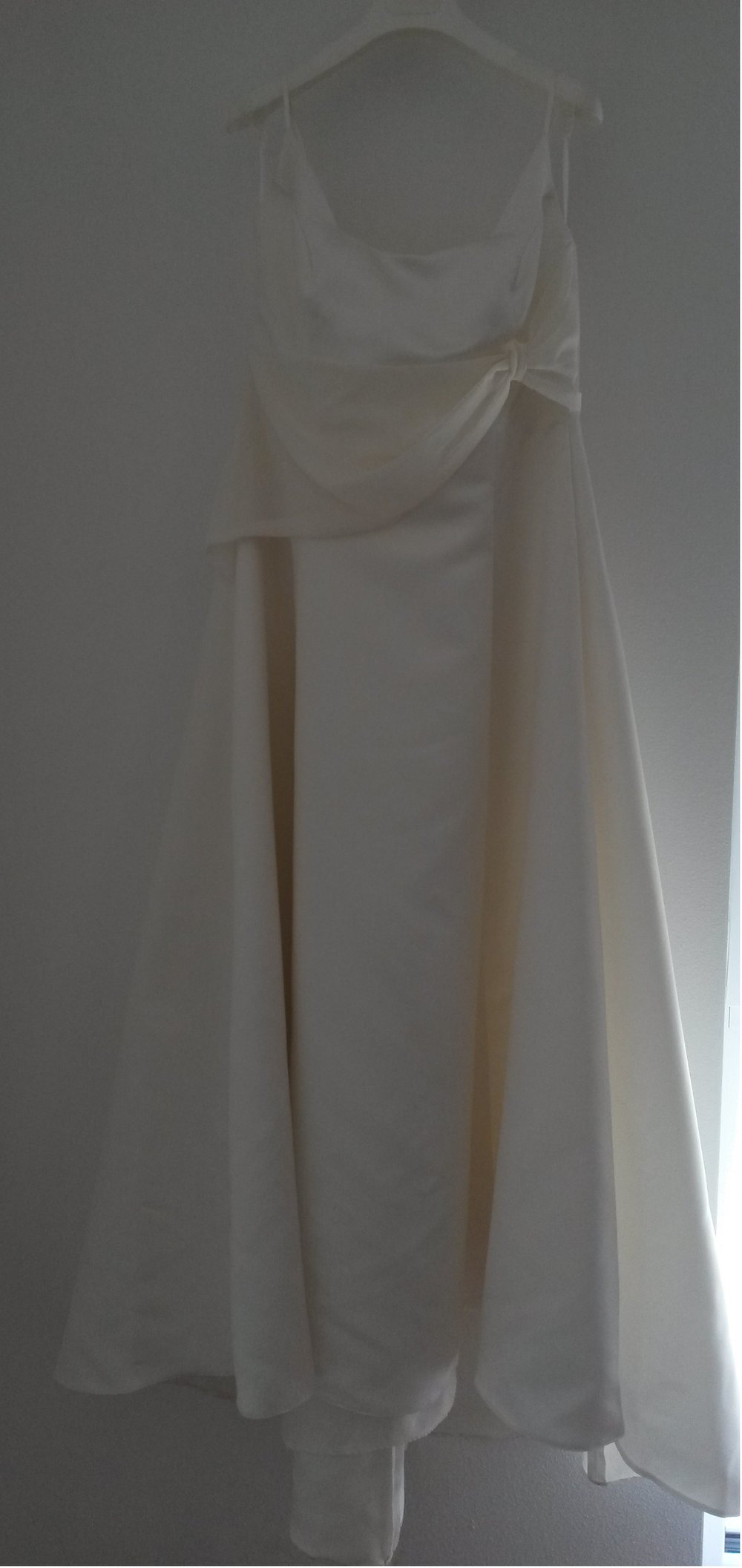 schnörkelloses Brautkleid mit raffinierter Schärpe aus Tüll und Mini-Schleppe (cremefarben)