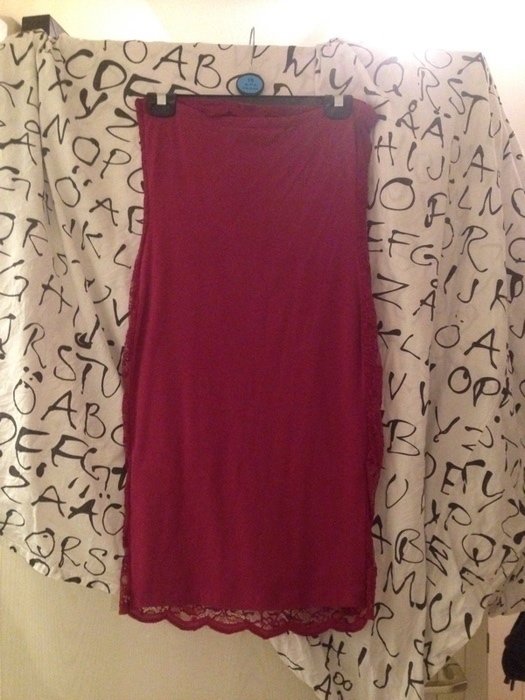 Rotes Schlauchkleid aus Spitze