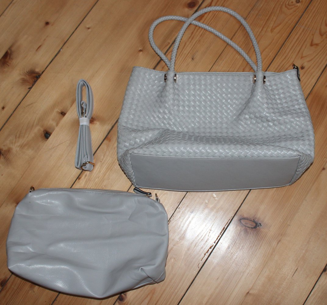 „gewebte“ Sommertasche in hellgrau aus Kunstleder