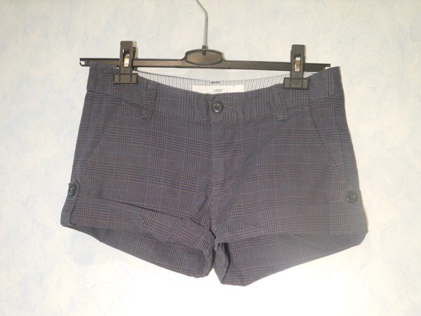 blaue karrierte Shorts
