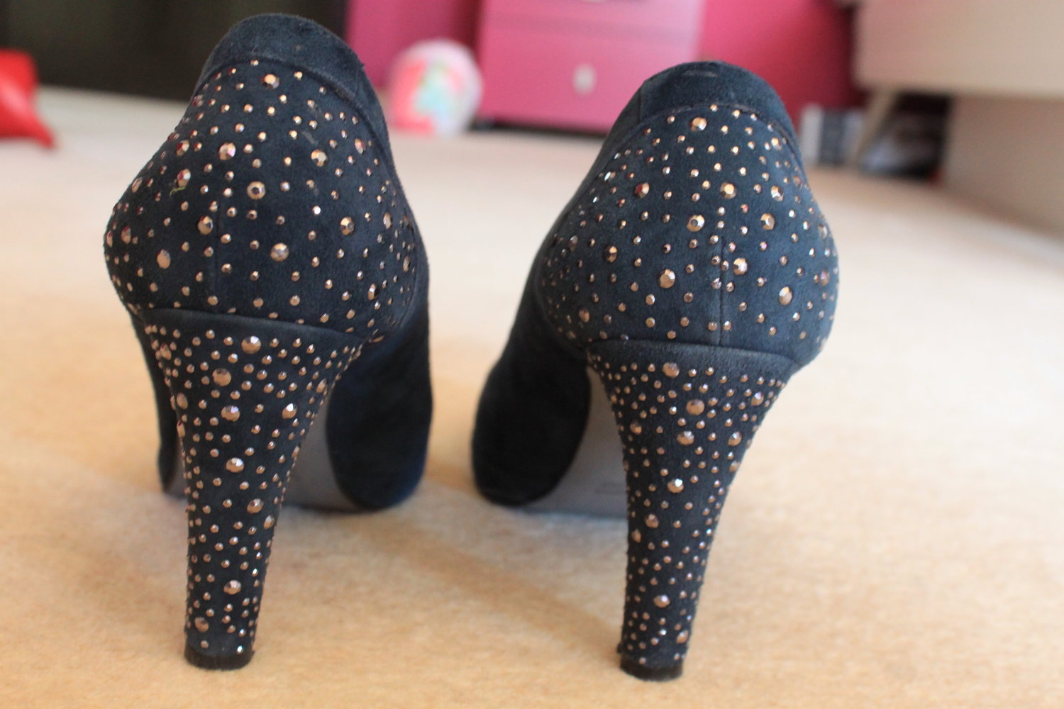 Blaue Pumps mit Strass an Fernse und Absatz von Maripé