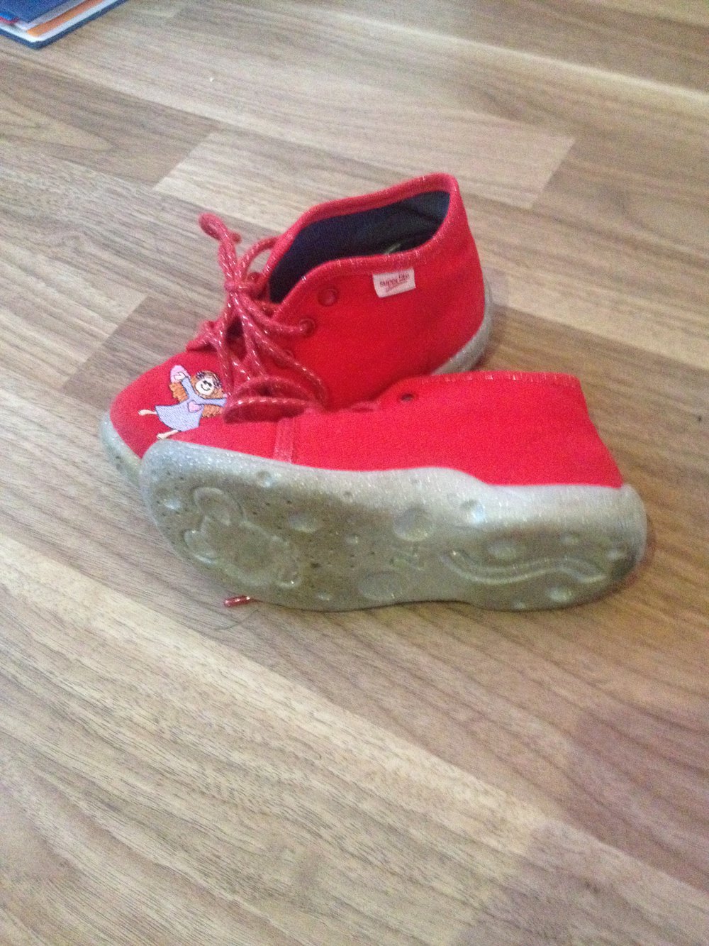 rote super fit Schuhe