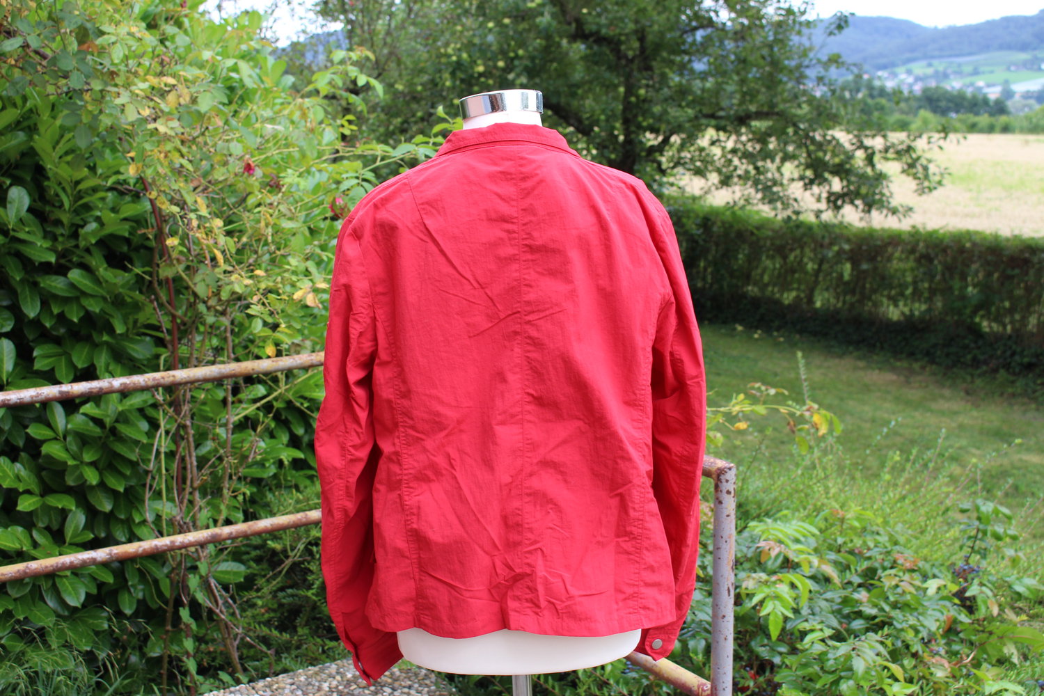 rote praktische Übergangsjacke