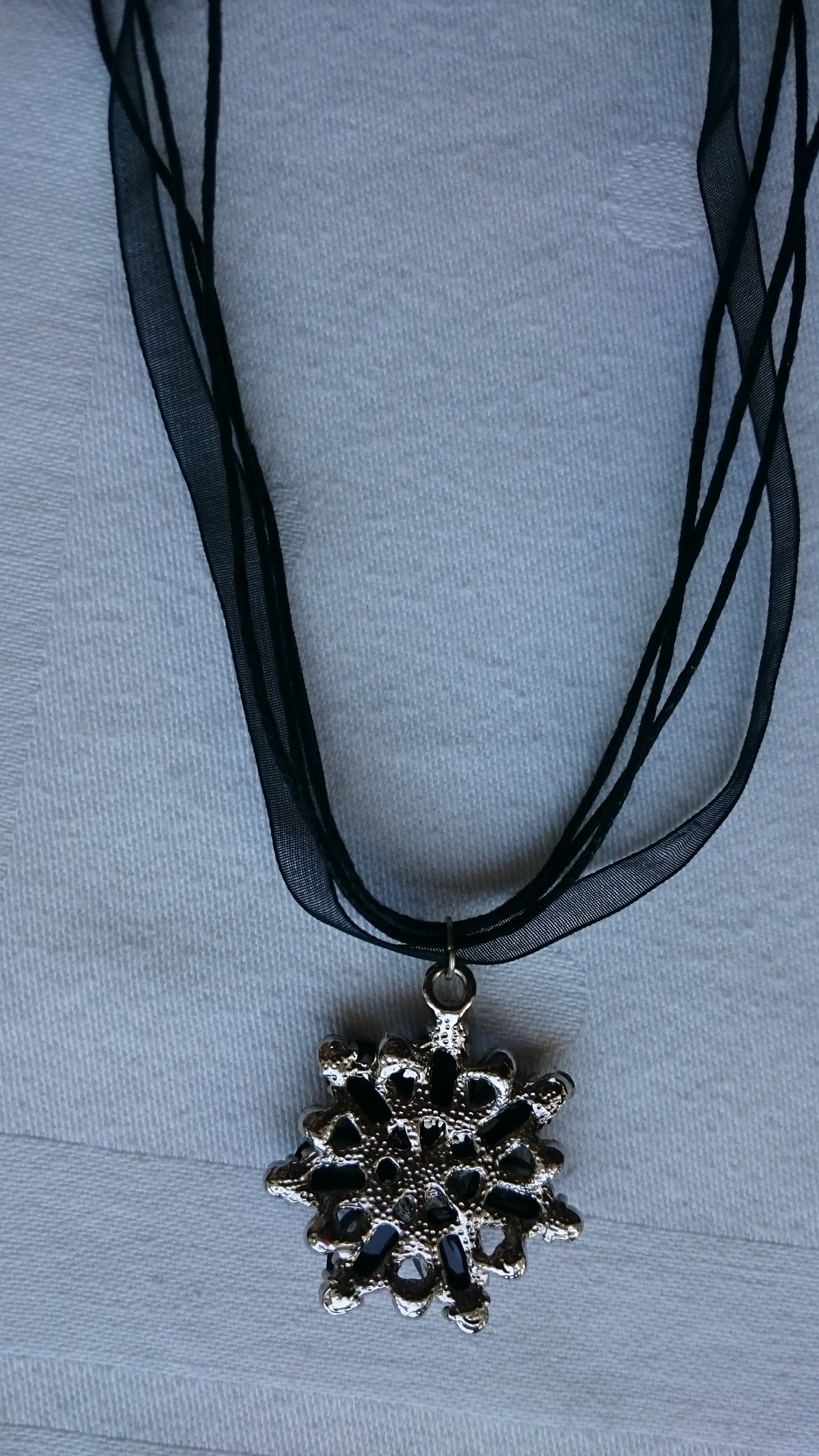 edle Halskette mit großer schwarzer Blume Goth