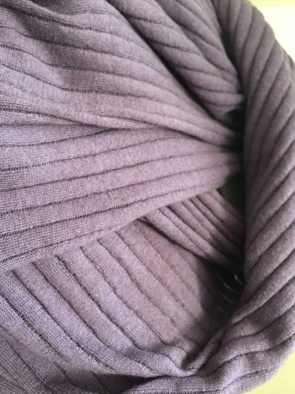 Toller leichter Schal aus Naturfasern, lila.