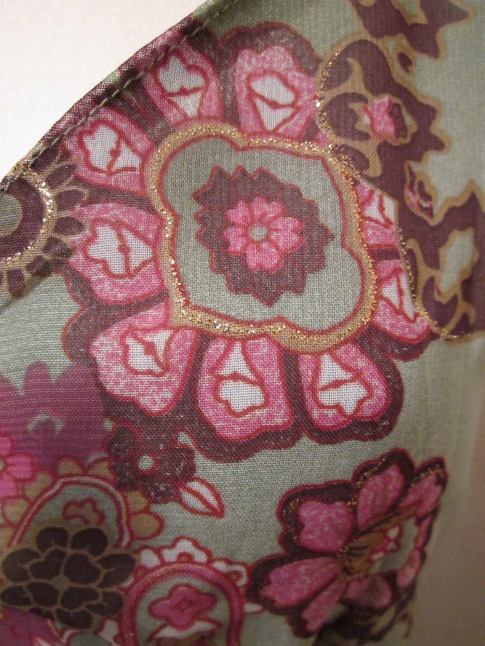 Luftiges Sommerkleid mit asymmetrischem Volant