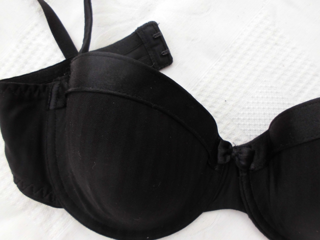Schwarzer BH mit Satinumrandung !
