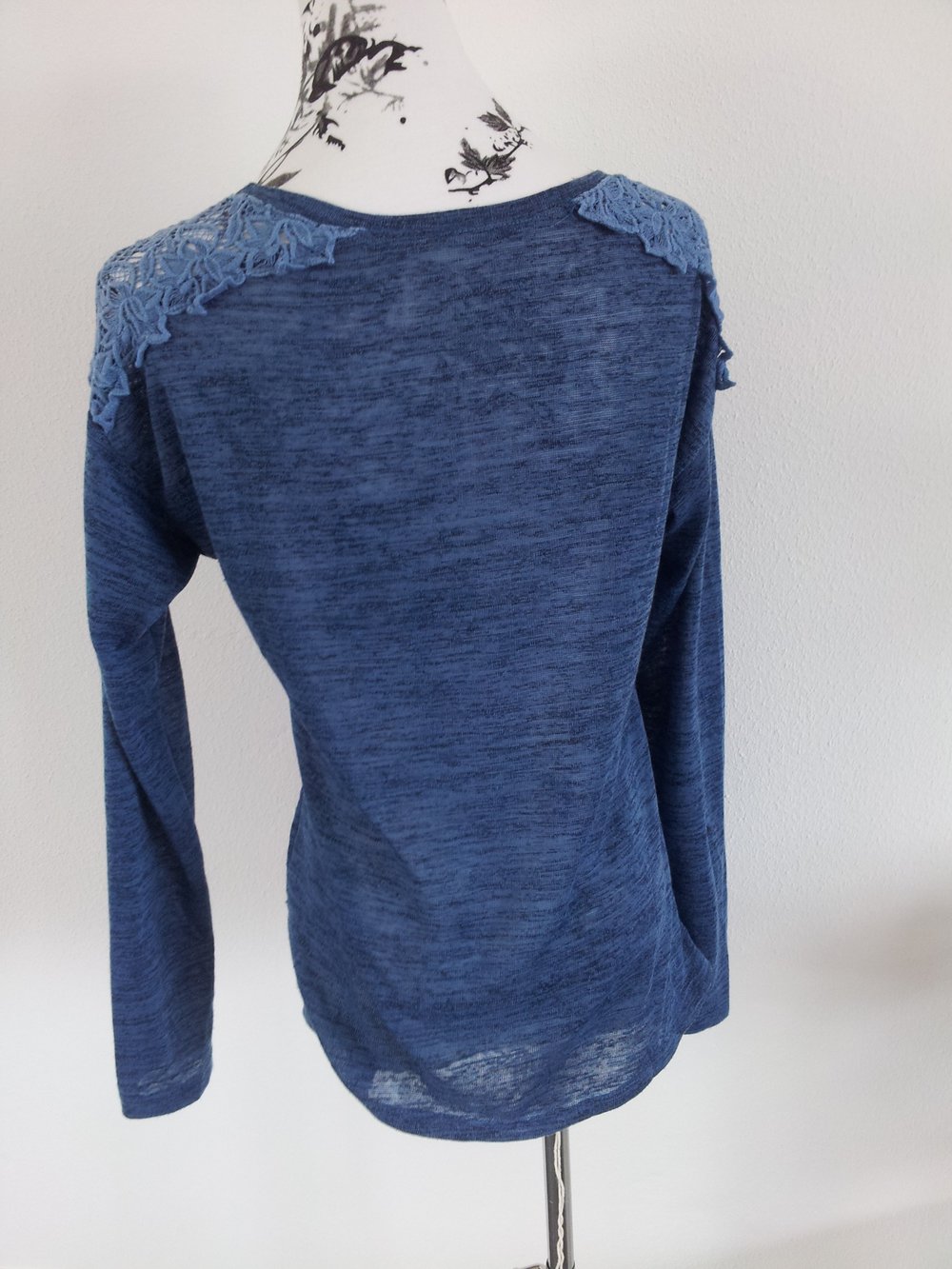 Sweatshirt blau Verzierungen 