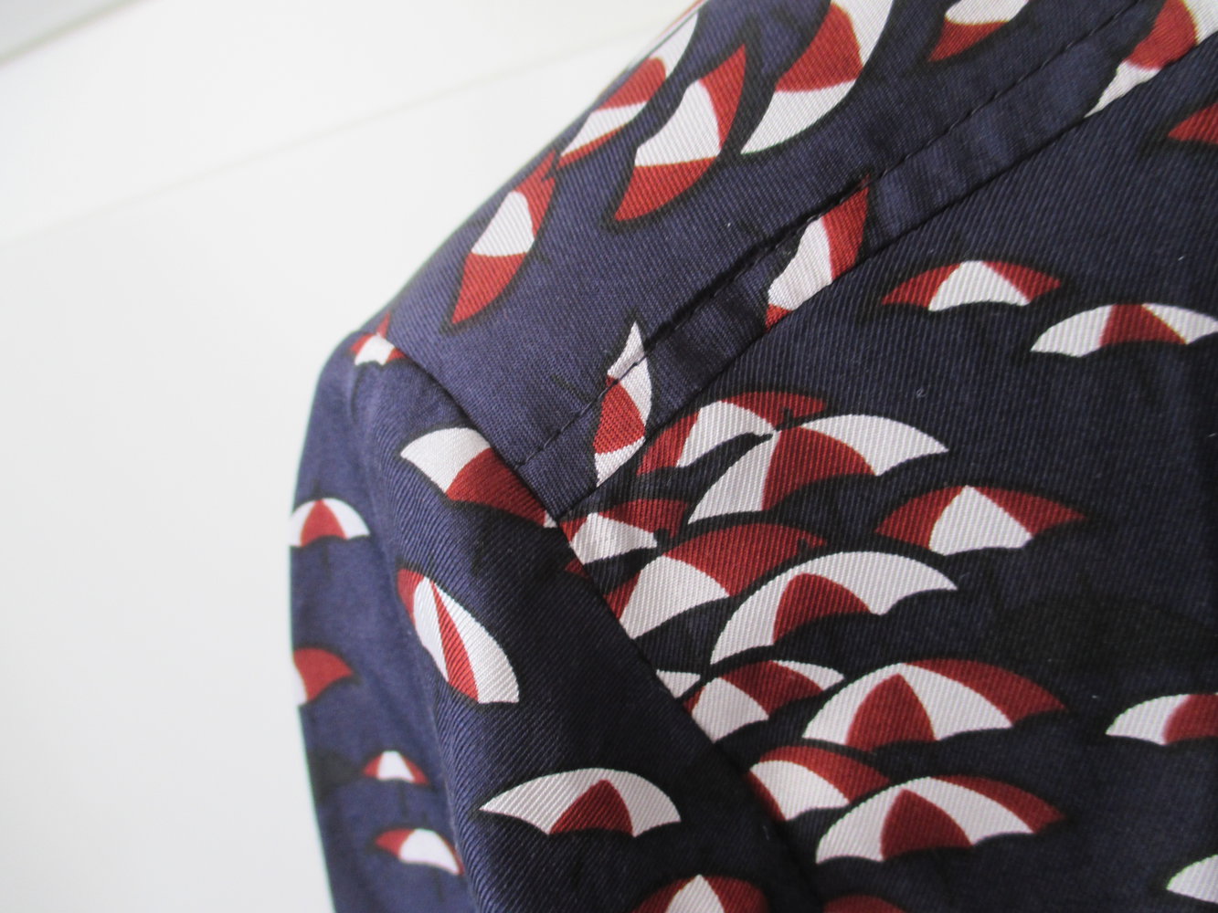 Boutique by Jaeger, elles Seidenkleid mit auffälligem Print (Regenschirme ), Gr. 36 , durchgehende Knopfleiste