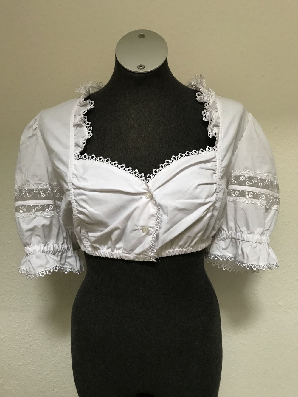 Dirndlbluse mit Rüschen