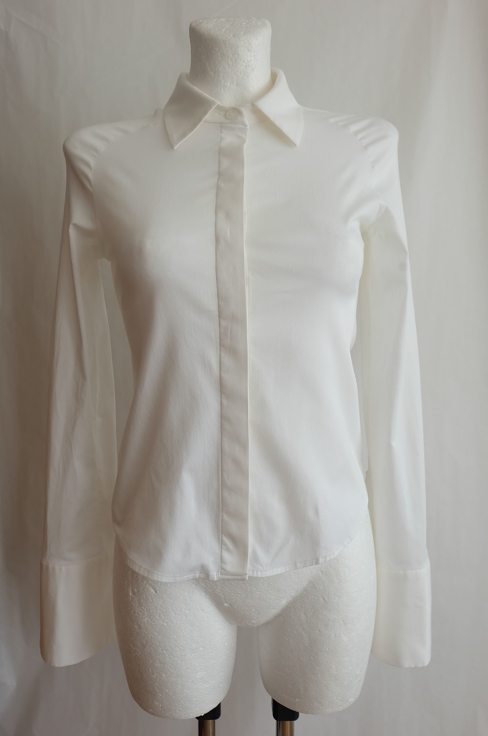 Zarte Baumwollbluse mit Elastan, Tailliert, extra breite historisch geschwungene Manschette, Raglanärmel mit Hemdkragen in weiss