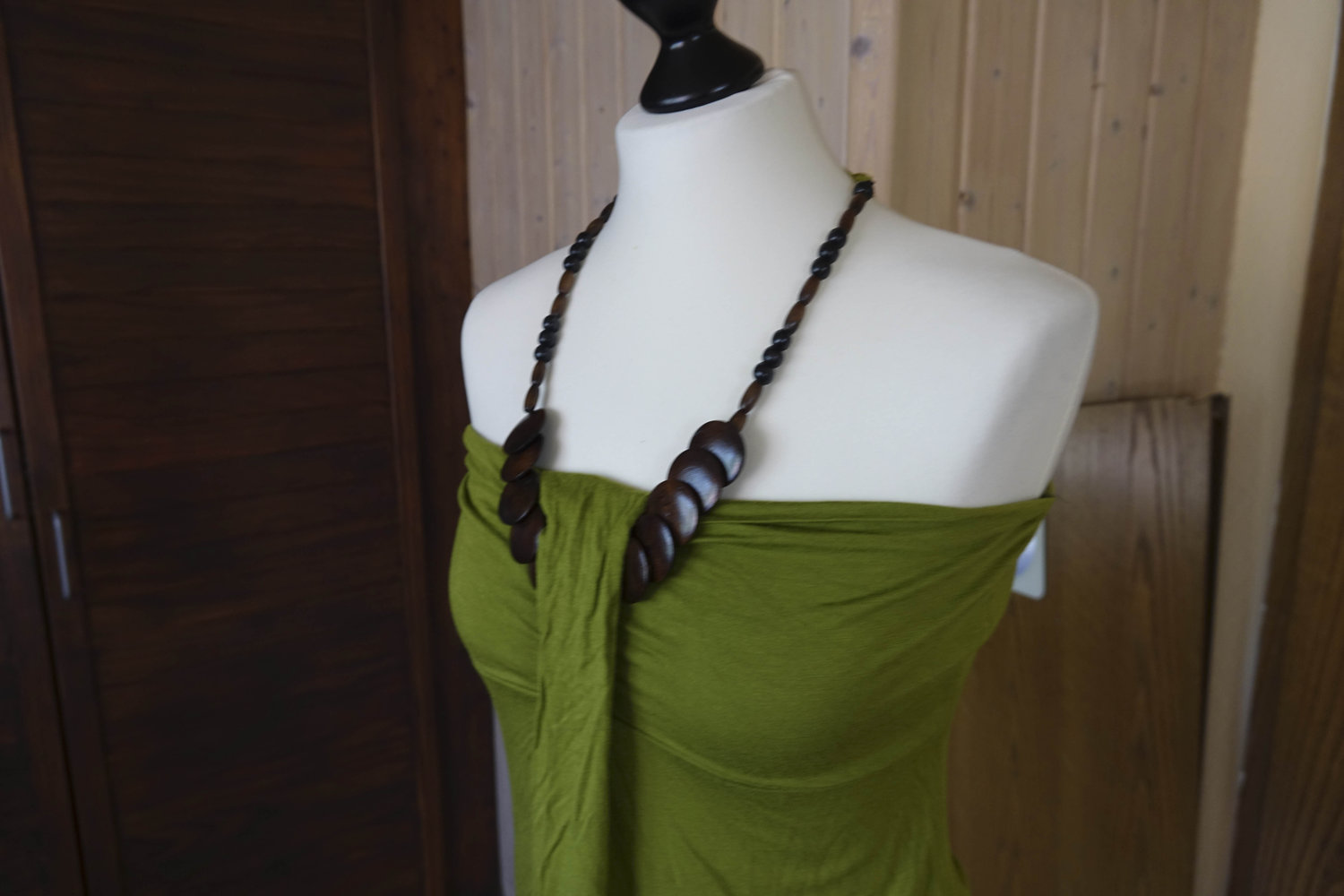 Schönes grünes Bandeau Oberteil mit Holzkette