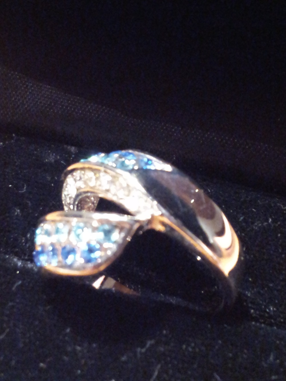Ring mit blauen Steinen, Strass, filigran, Silber, 
