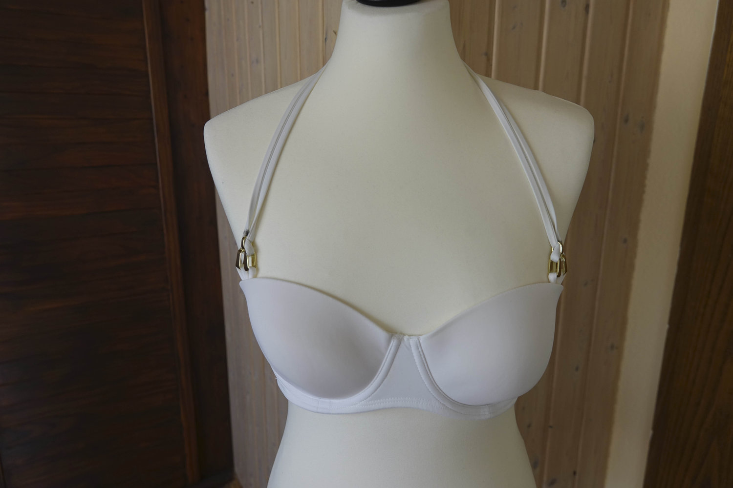 Schicker Weißer Bikini mit goldenen Accessoires