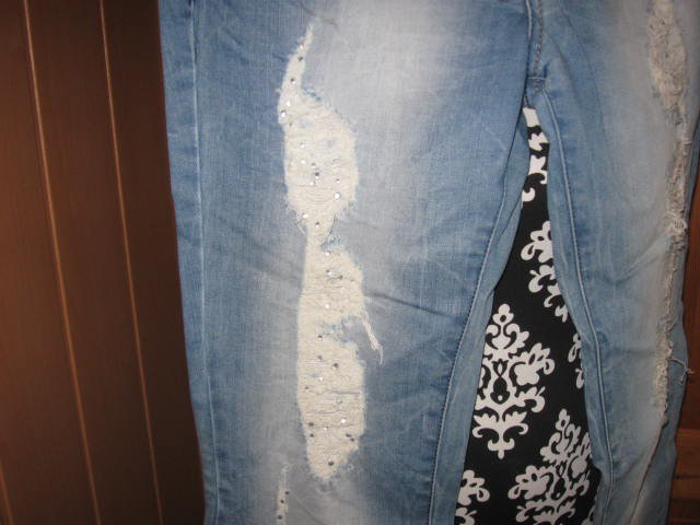 *** Risse Jeans mit Steinchen ***