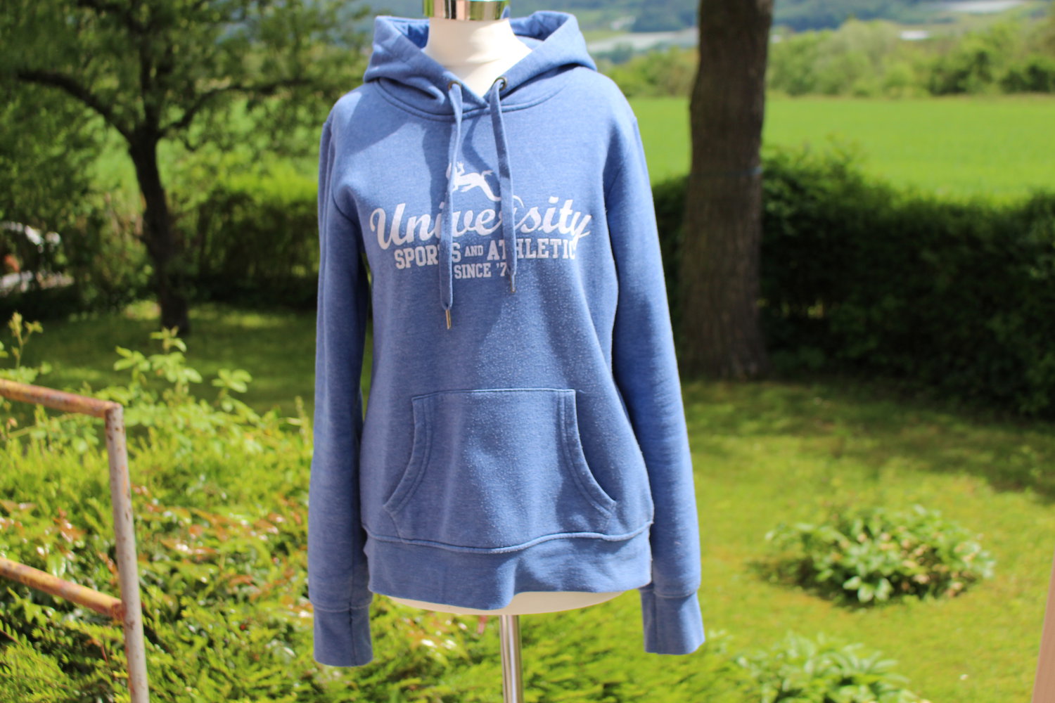 Blauer warmer Kapuzenpulli