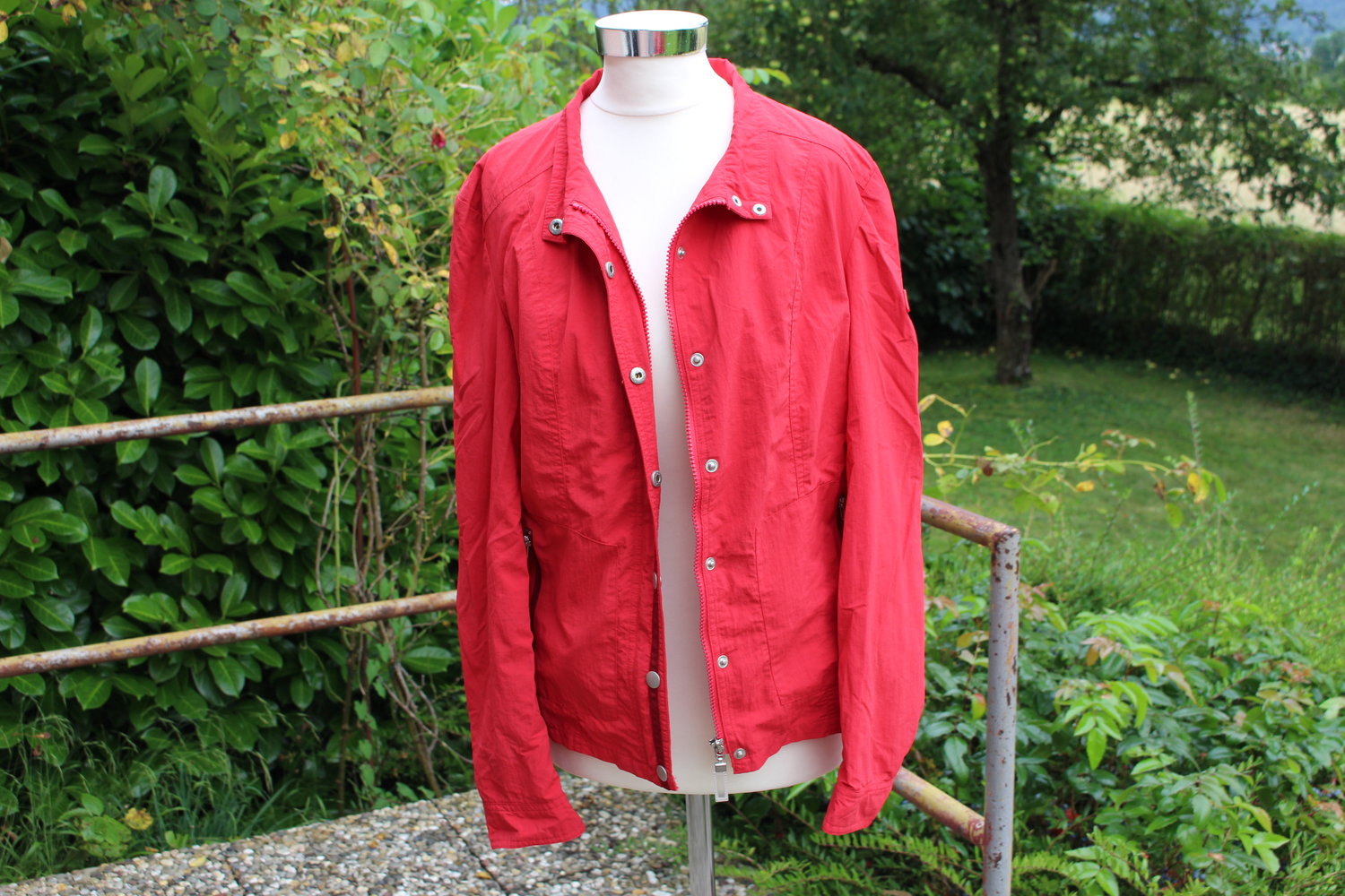 rote praktische Übergangsjacke