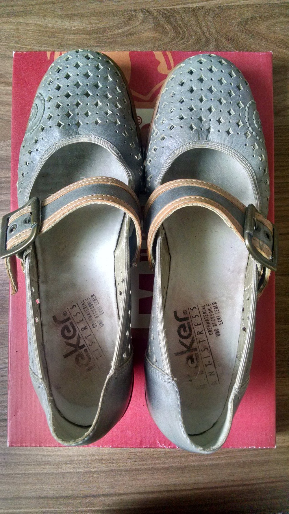 Graublaue Spangenpumps