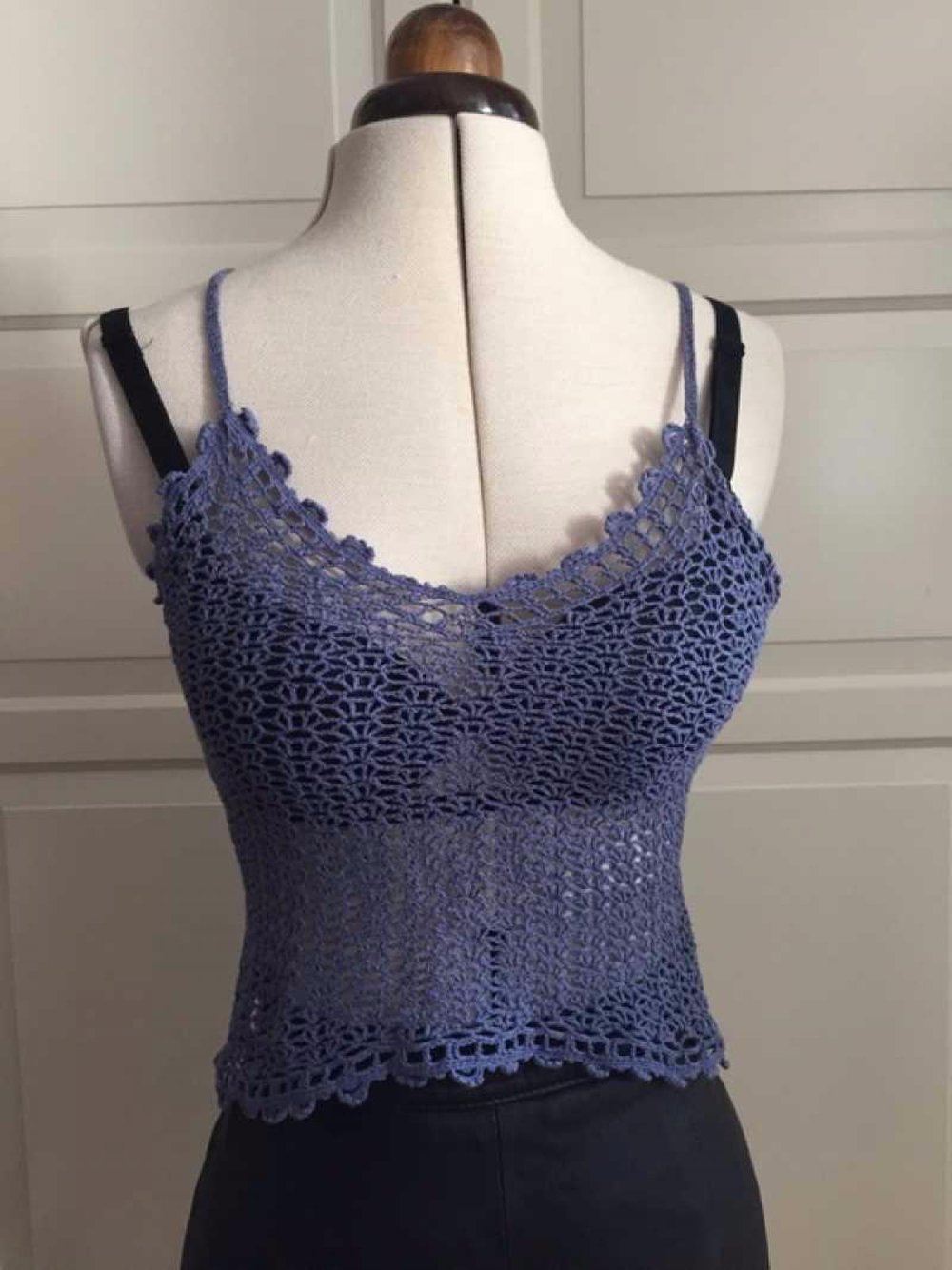 Süßes kleines Häkeltop von Mango, blau / lavendel 90s