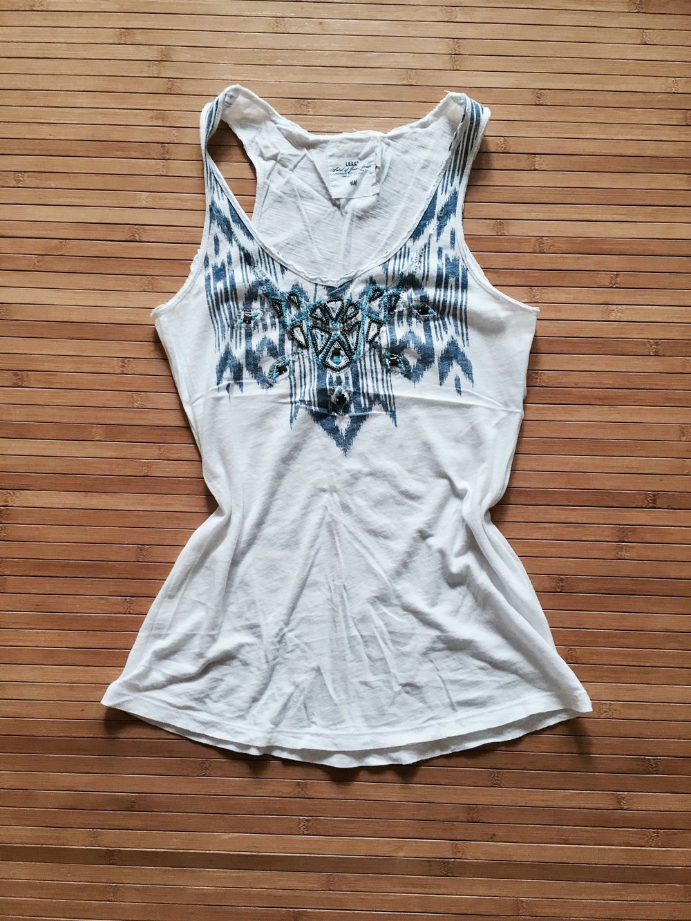 Tanktop Shirt Top weiß blau aztek xs 34 H&M perlen L.O.G.G

Mit Perlen und Pailletten verziert
Sehr schön zur Blue Jeans 