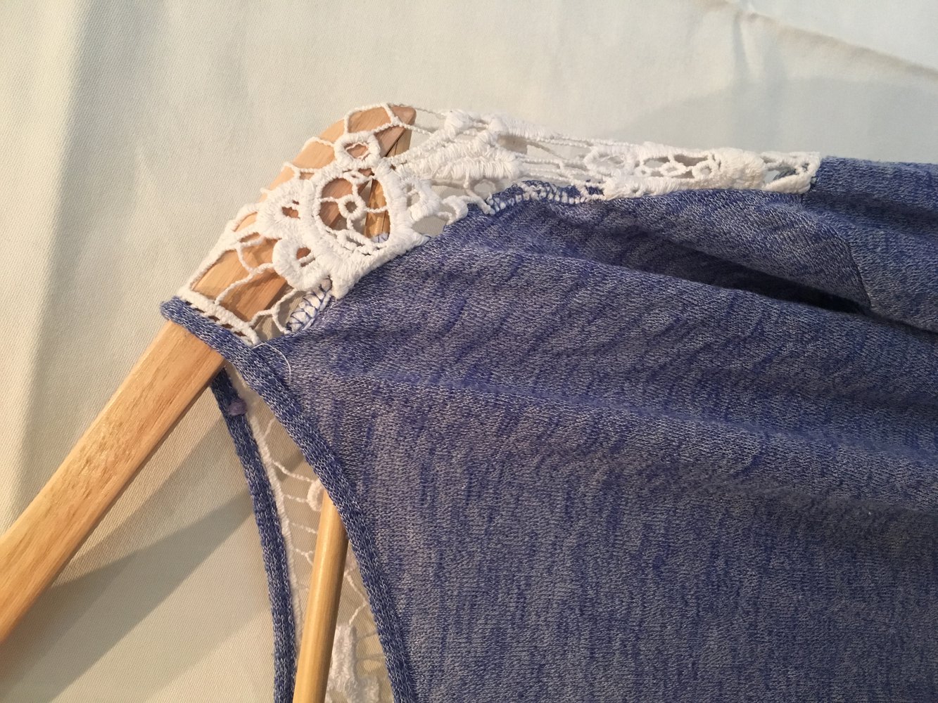 Blau weißes Shirt mit Spitze am Rücken