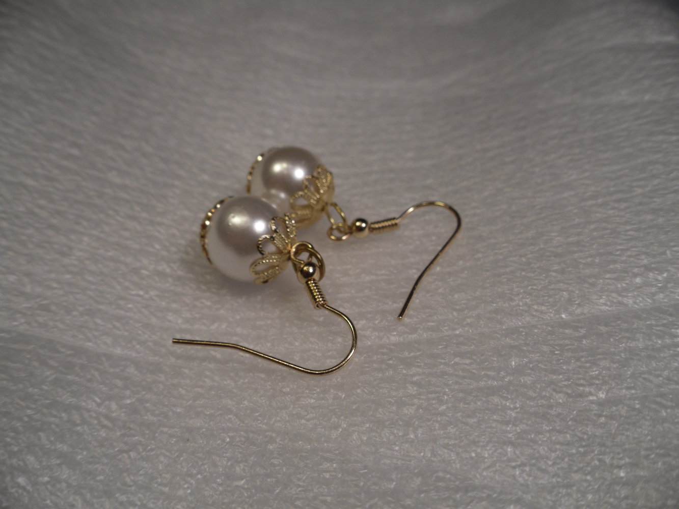Hübsche goldene Ohrhänger mit weißen Perlen, ungetragen