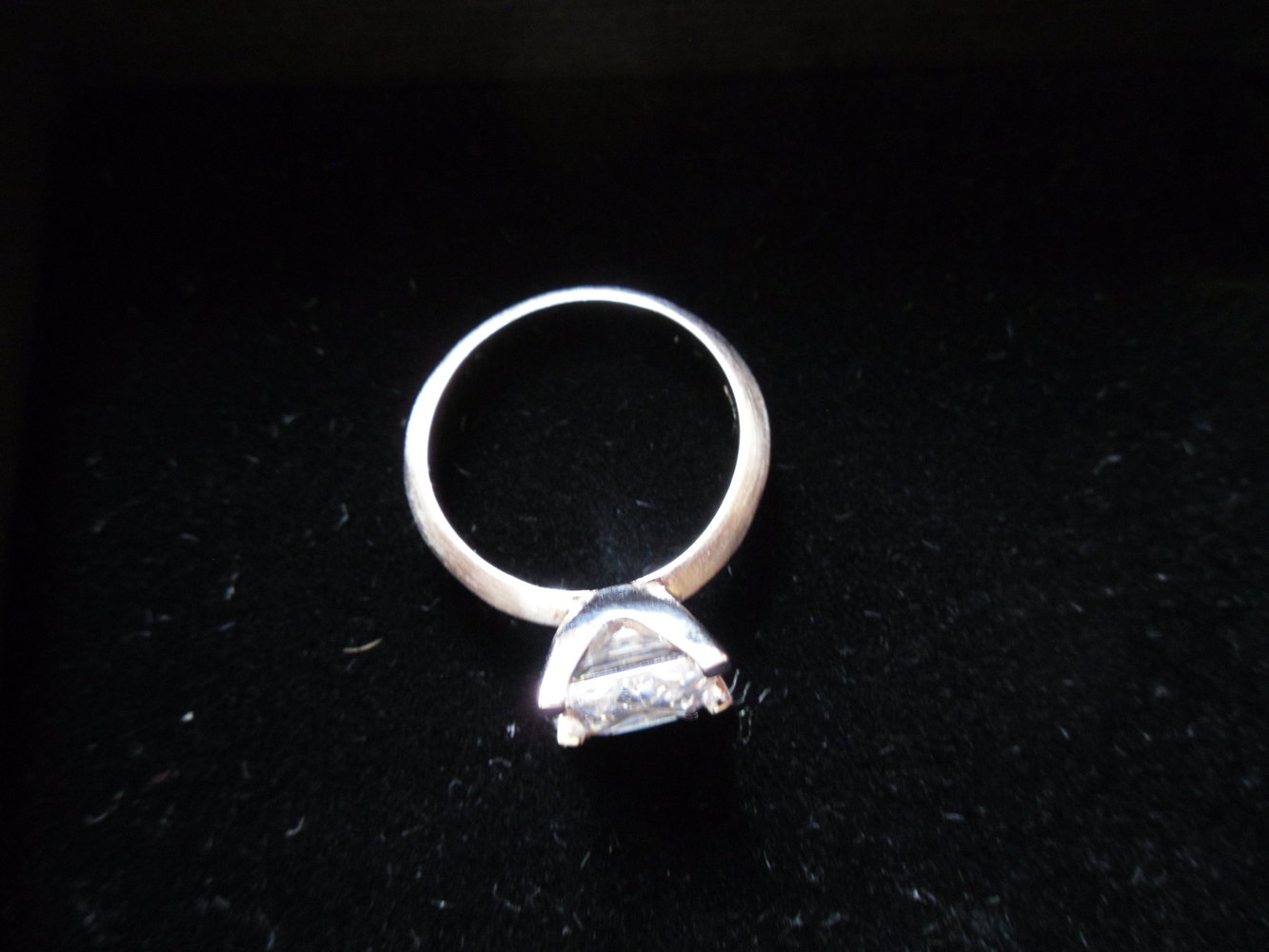 Silberring mit quadratischem Zirkoniastein 