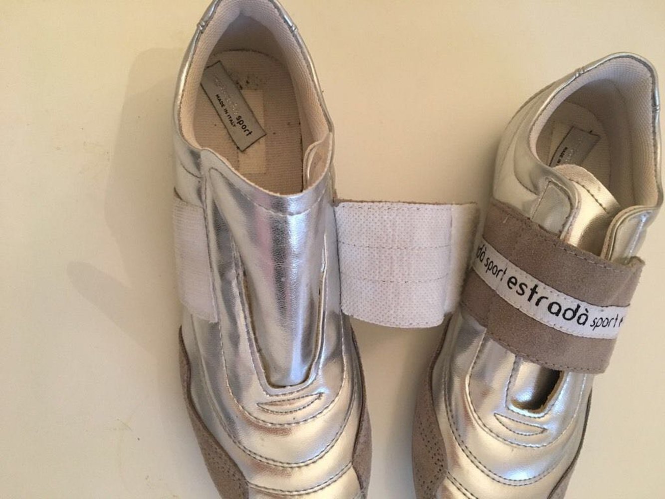 Silber Sneaker mit Klettverschluss und Noppensohle