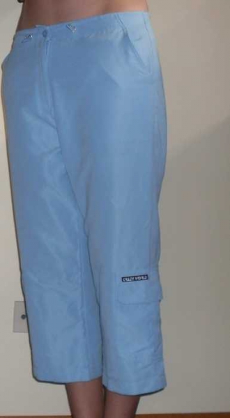 hellblaue 3/4 sporthose