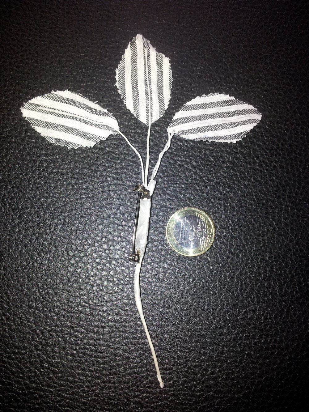 Modeschmuck DIY Brosche Blätter Pflanze weiß grau