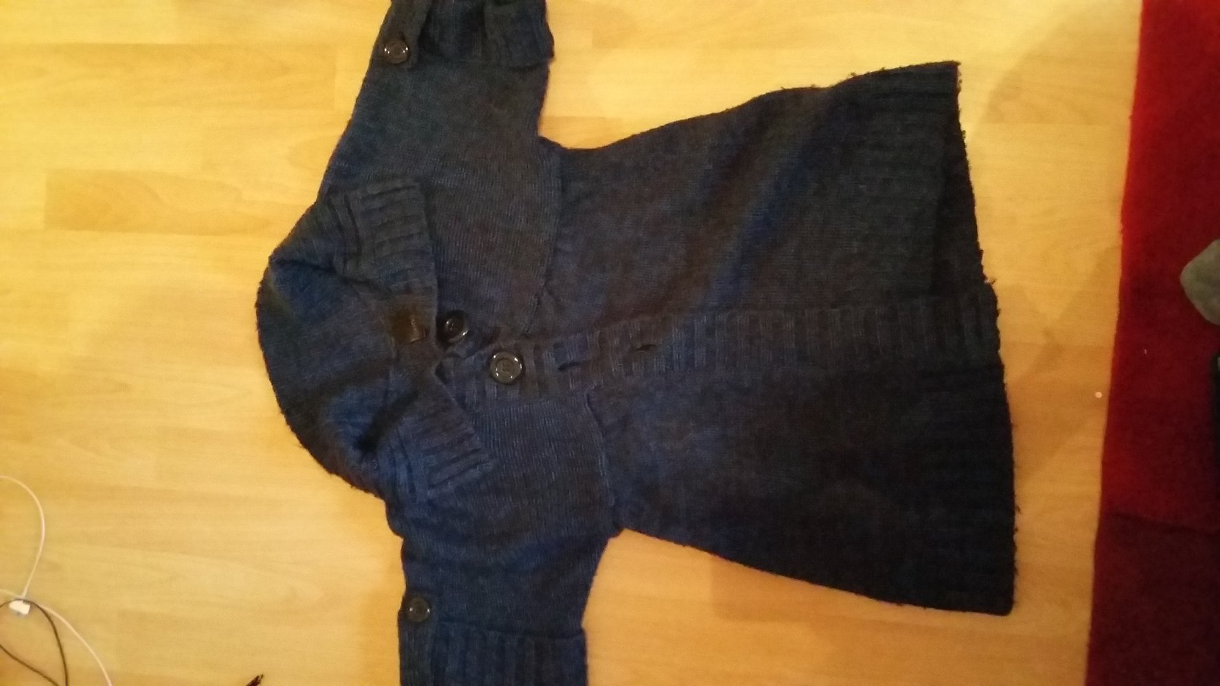 blaue Strickjacke