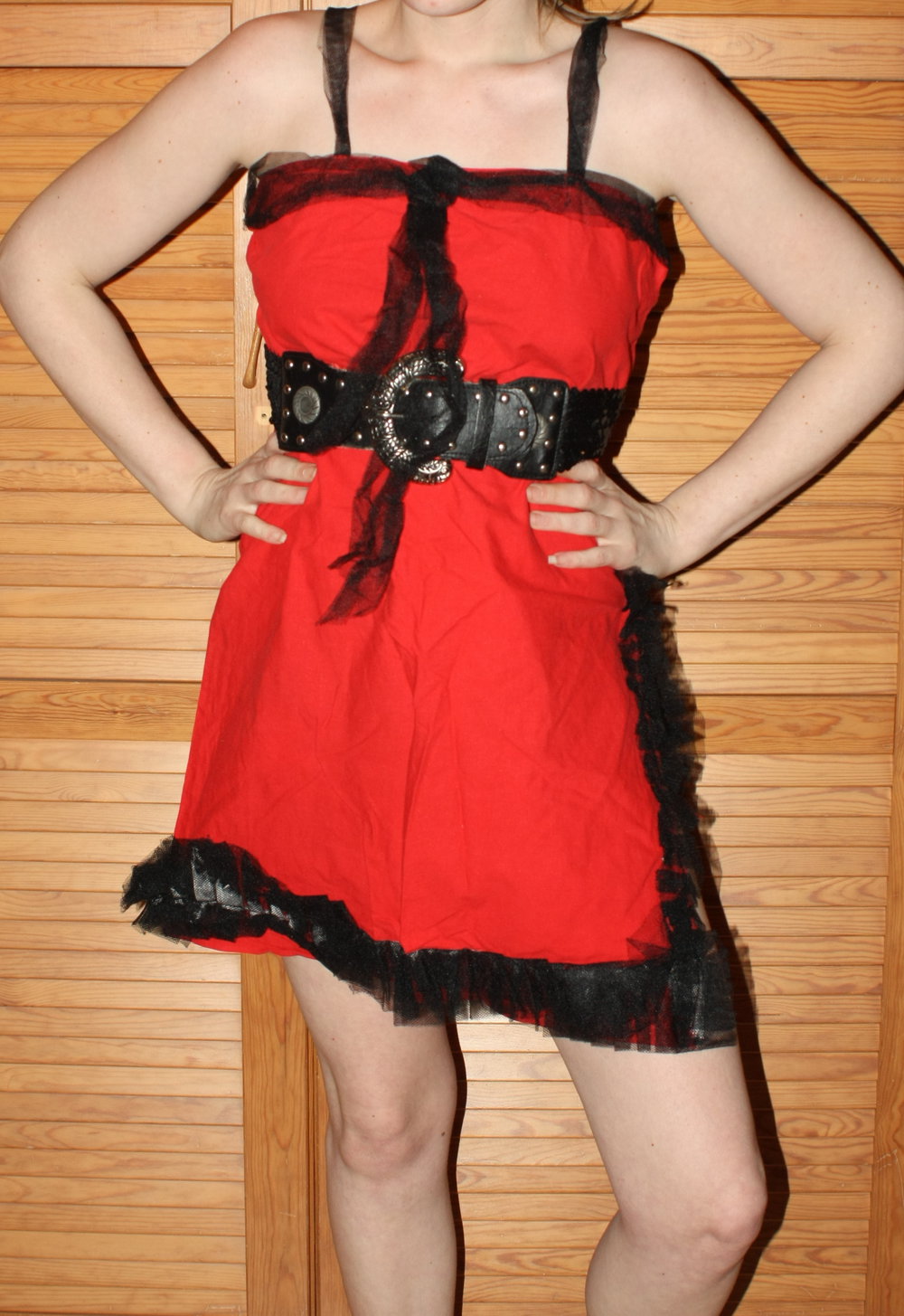 Rotes Kleid mit schwarzer Tüll-Applikation, Gr. M, seitlich geschlitzt